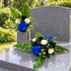 Kompozycja nagrobna niebiesko-czarna – stroik na płycie nagrobnej i wkład w wazonie na jednym grobie